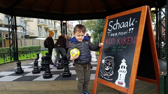 Een groot schaakspel buiten