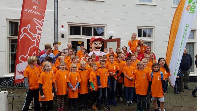 De deelnemers in oranje schaakshirts