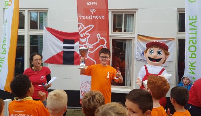 Joep met de grote wisselbeker voor beste speler van het toernooi !!!