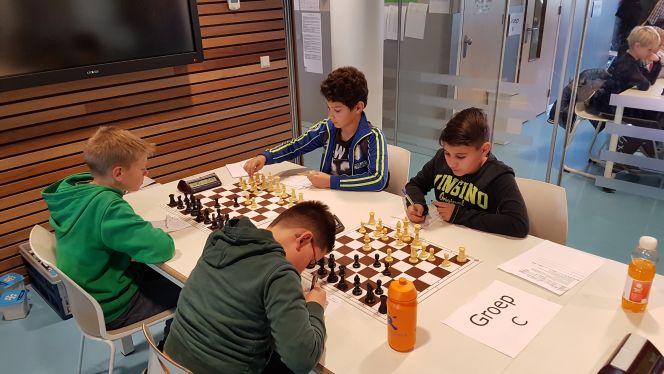 Joep druk aan het noteren
