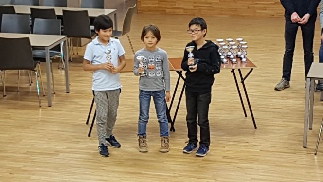 In het midden Oscar met een beker voor de 2e plaats!!
