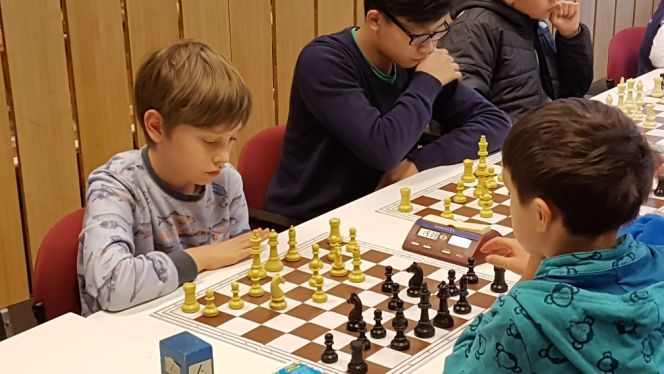 Bent denkt diep na met zijn tegenstander aan zet