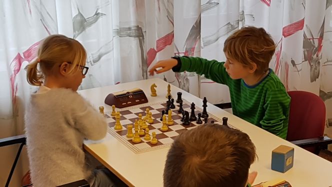 David bezig met de klok in te drukken