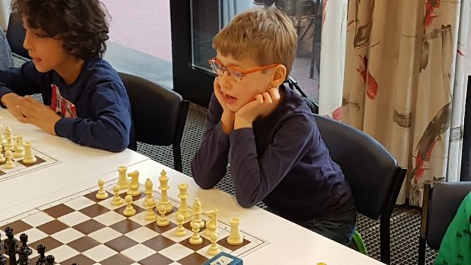 Simon bestudeert de beginstelling aandachtig
