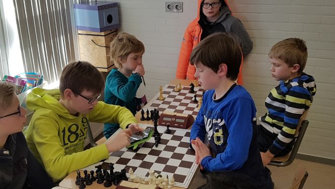 David linksachter diep aan het denken