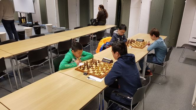 Qian in gedachten verzonken