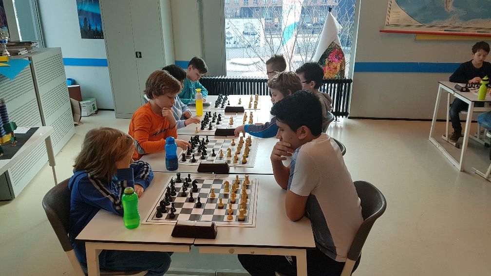 Helemaal achteraan Jannes met zwart tegen Joaquin