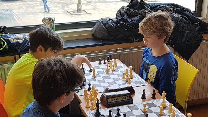 Joris geconcentreerd bezig