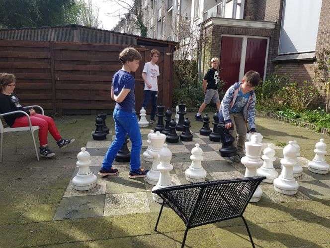 Buiten schaken met het grote schaakspel
