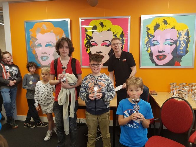 Joep glimt van trots met de beker voor de 2e plaats