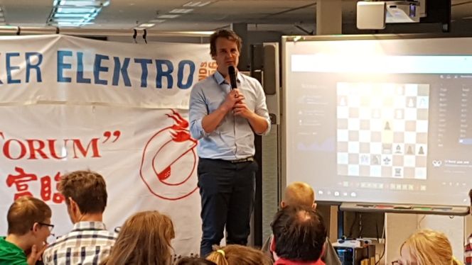 Wethouder verzorgt de opening