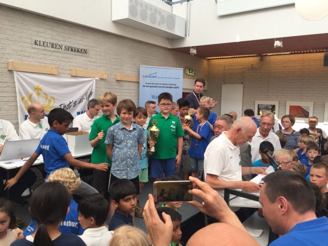 De teams op het podium